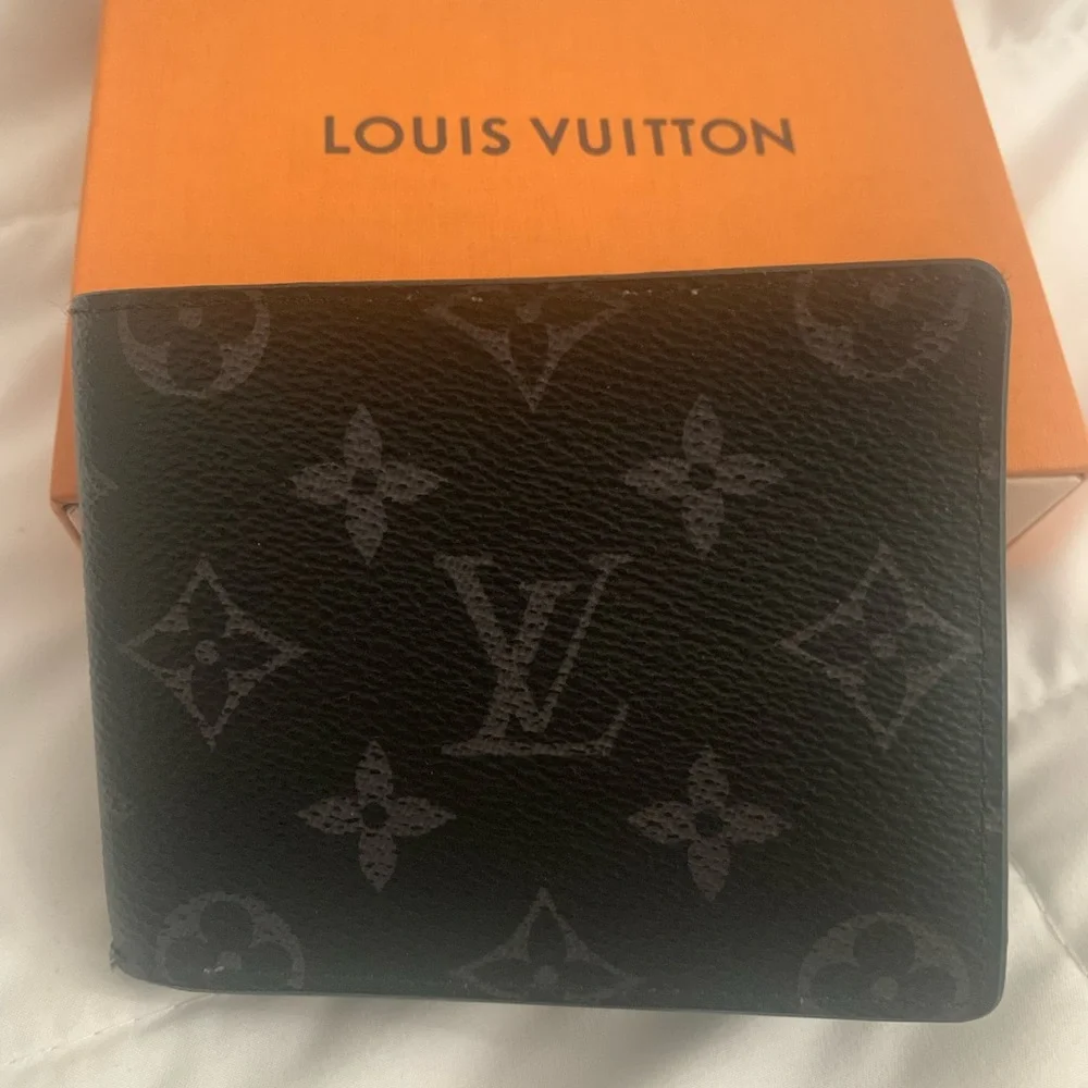 Authentic LV mens Wallet - Picture 3 of 6